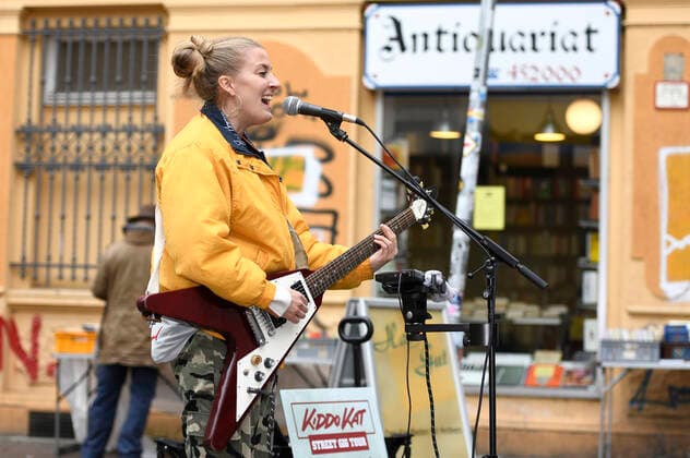 Kiddo Kat spielt ein Straßenkonzert im Rahmen ihrer Street Gig Tour während der Corona-Pandemie in der Limmerstraße. Hannover, 05.10.2020