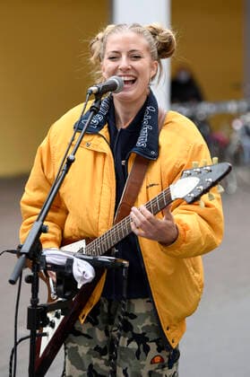Kiddo Kat spielt ein Straßenkonzert im Rahmen ihrer Street Gig Tour während der Corona-Pandemie in der Limmerstraße. Hannover, 05.10.2020