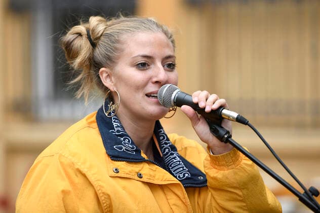 Kiddo Kat spielt ein Straßenkonzert im Rahmen ihrer Street Gig Tour während der Corona-Pandemie in der Limmerstraße. Hannover, 05.10.2020