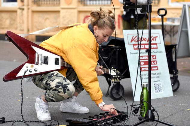Kiddo Kat spielt ein Straßenkonzert im Rahmen ihrer Street Gig Tour während der Corona-Pandemie in der Limmerstraße. Hannover, 05.10.2020