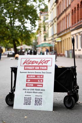 Kiddo Kat spielt ein Straßenkonzert im Rahmen ihrer Street Gig Tour während der Corona-Pandemie in der Limmerstraße. Hannover, 05.10.2020
