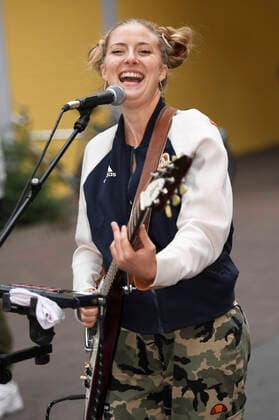 Kiddo Kat spielt ein Straßenkonzert im Rahmen ihrer Street Gig Tour während der Corona-Pandemie in der Limmerstraße. Hannover, 05.10.2020