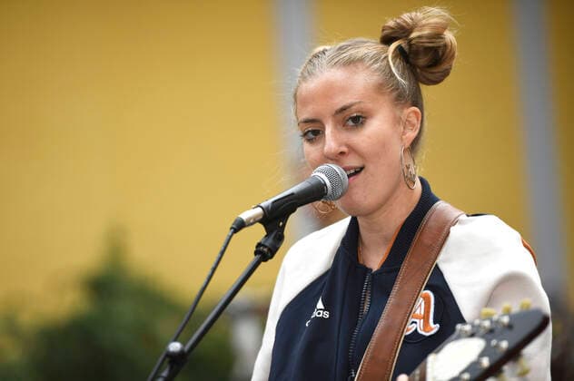 Kiddo Kat spielt ein Straßenkonzert im Rahmen ihrer Street Gig Tour während der Corona-Pandemie in der Limmerstraße. Hannover, 05.10.2020