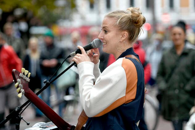 Kiddo Kat spielt ein Straßenkonzert im Rahmen ihrer Street Gig Tour während der Corona-Pandemie in der Limmerstraße. Hannover, 05.10.2020