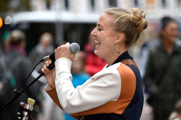 Kiddo Kat spielt ein Straßenkonzert im Rahmen ihrer Street Gig Tour während der Corona-Pandemie in der Limmerstraße. Hannover, 05.10.2020