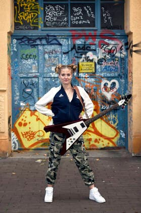 Kiddo Kat spielt ein Straßenkonzert im Rahmen ihrer Street Gig Tour während der Corona-Pandemie in der Limmerstraße. Hannover, 05.10.2020