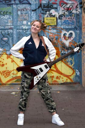 Kiddo Kat spielt ein Straßenkonzert im Rahmen ihrer Street Gig Tour während der Corona-Pandemie in der Limmerstraße. Hannover, 05.10.2020