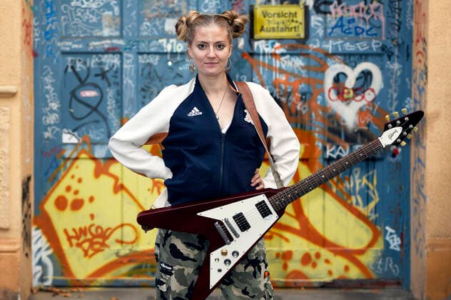 Kiddo Kat spielt ein Straßenkonzert im Rahmen ihrer Street Gig Tour während der Corona-Pandemie in der Limmerstraße. Hannover, 05.10.2020