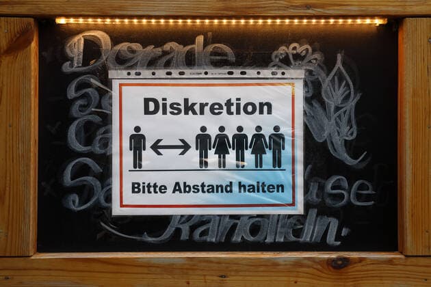 Diskretion - Bitte Abstand halten - Corona - Verbreitung des Coronavirus - Corona Infektion - Coronakrise - Maskenpflicht - COVID-19 - SARS-CoV-2 - Corona-Krise - Corona-Pandemie - Virus - Viren - Coronaeinschränkungen - Angst vor dem Coronavirus - Schutz vor dem Coronavirus - Sichtbare Corona-Maßnahme - Restaurantbesuch als Infektionsrisiko - Berlin, Deutschland, DEU, GER, 05.10.2020 - Berlin-Mitte: Hinweistafel an einem Restaurant mit der Bitte an Gäste und Besucher, einen Abstand zu den Mitmenschen zu halten. Ein Mindestabstand der Gäste von 1,5 Metern wird gewünscht.
