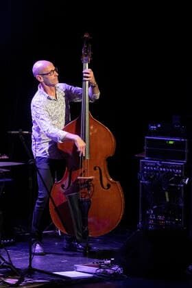 Hartmut Leisegang von Keimzeit live beim Keimzeit Akustik Quintett Albertine in der Comödie Dresden. Dresden, 05.10.2020
