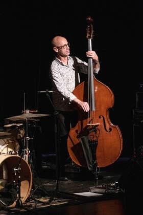 Hartmut Leisegang von Keimzeit live beim Keimzeit Akustik Quintett Albertine in der Comödie Dresden. Dresden, 05.10.2020