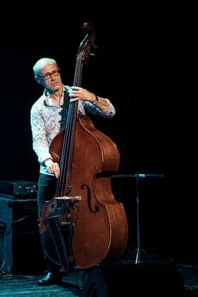 Hartmut Leisegang von Keimzeit live beim Keimzeit Akustik Quintett Albertine in der Comödie Dresden. Dresden, 05.10.2020