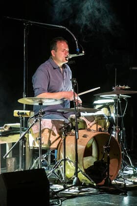 Christian Schwechheimer von Keimzeit live beim Keimzeit Akustik Quintett Albertine in der Comödie Dresden. Dresden, 05.10.2020