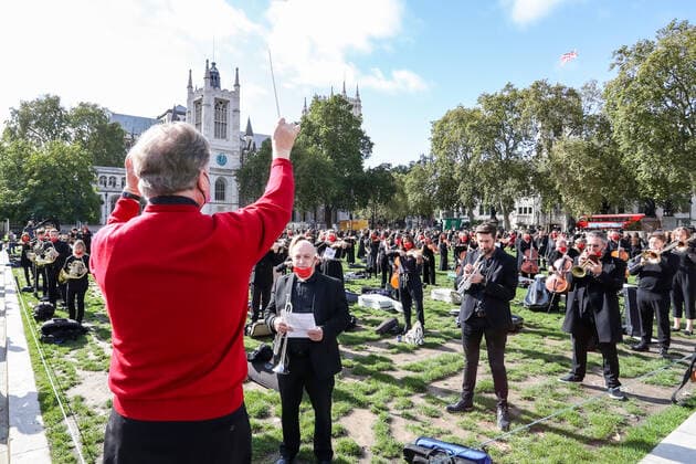 News Bilder des Tages Conductor David Hill, conducts a two-minute silence for the Let Music Live campaign, raising awareness of the need for targeted support for freelance musicians during the coronavirus pandemic and calling on the Government to recognise that freelance musician is an economic asset. The performance was concluded in Parliament Gardens, outside the Houses of Commons in London, on Tuesday, Oct 6, 2020. Musicians in Britain are using their voices and instruments to protest against the government instructions to retrain and lack of support to the industry. , Let Music Live Protest London Parliament Gardens England United Kingdom  , Copyright: xVudixXhymshitix