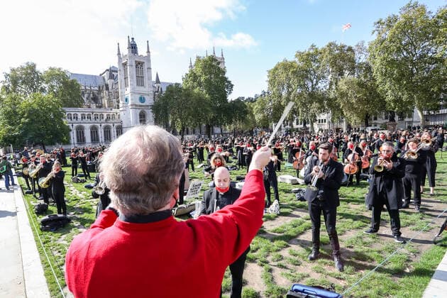 Conductor David Hill, conducts a two-minute silence for the Let Music Live campaign, raising awareness of the need for targeted support for freelance musicians during the coronavirus pandemic and calling on the Government to recognise that freelance musician is an economic asset. The performance was concluded in Parliament Gardens, outside the Houses of Commons in London, on Tuesday, Oct 6, 2020. Musicians in Britain are using their voices and instruments to protest against the government instructions to retrain and lack of support to the industry. , Let Music Live Protest London Parliament Gardens England United Kingdom  , Copyright: xVudixXhymshitix