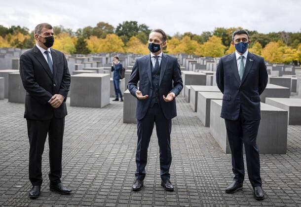 Bilder des Jahres 2020, News 10 Oktober News Themen der Woche KW41 News Bilder des Tages Bundesaussenminister Heiko Maas, SPD, aufgenommen mit Abdullah bin Zayed Al Nahyan, Minister fuer auswaertige Angelegenheiten der Vereinigten Arabischen Emirate und Gabriel Ashkenazi, Minister fuer auswaertige Angelegenheiten des Staates Israel, bei einem Gemeinsamen Besuch des Denkmals fuer die ermordeten Juden Europas in Berlin. 06.10.2020. Berlin Deutschland *** Federal Foreign Minister Heiko Maas, SPD, recorded with Abdullah bin Zayed Al Nahyan, Minister of Foreign Affairs of the United Arab Emirates and Gabriel Ashkenazi, Minister of Foreign Affairs of the State of Israel, during a joint visit to the Memorial to the Murdered Jews of Europe in Berlin 06 10 2020 Berlin Germany Copyright: xFelixxZahn photothek.netx