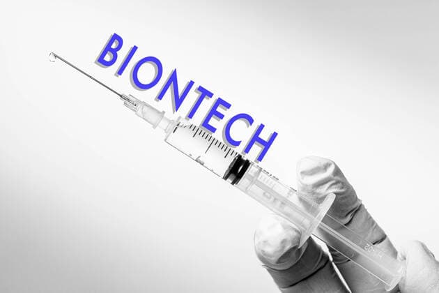 06.10.2020, Suche nach einem Corona-Impfstoff : Coronavirus Impfung, Symbolbild: Neuigkeiten über die Deutsche Pharmafirma BIONTECH. Ein vom Mainzer Unternehmen Biontech entwickelter Corona-Impfstoffkandidat mit dem Wirkstoff BNT162b2 geht ab heute in den Zulassungsprozess. 06.10.2020, Impfstoff 06.10.2020, Impfstoff