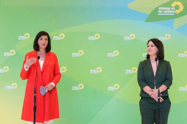 News Bilder des Tages Berlin, Pressekonferenz Annalena Baerbock und Katrin Göring-Eckardt Deutschland, Berlin - 06.10.2020: Im Bild ist Annalena Baerbock (Bündnis 90 Die Grünen) und Katrin Göring-Eckardt (Bündnis 90 Die Grünen) während der Pressekonferenz im Rahmen des Besuch von Swetlana Tichanowskaja der Fraktion Bündnis 90 Die Grünen im deutschen Bundestag zu sehen. Berlin Bundestag Berlin Deutschland