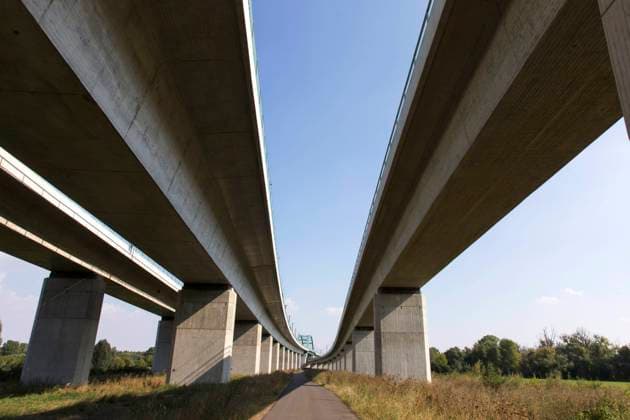 Saale Elster Talbruecke Blick von unten auf die rund sechs Kilometern lange Saale Elster Talbruecke bei Halle, der laengsten Eisenbahnbruecke Deutschlands. Der Abschnitt ist Teil der ICE Neubaustrecke MuenchenÐBerlin. Halle Sachsen-Anhalt Deutschland *** Saale Elster Talbruecke View from below the Saale Elster Talbruecke near Halle, which is about six kilometres long and the longest railway bridge in Germany This section is part of the new ICE line Munich - Berlin Halle Saxony Anhalt Germany
