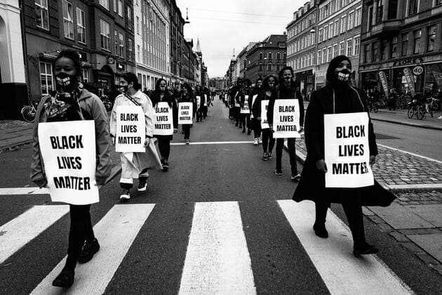 Demonstranter fra bevaegelsen Black Lives matter (BLM) ligger paa jorden paa Dronning Louises Bro, for at symbolisere at Breonna Taylor sov da hun blev vaekket og draebt af otte skud i marts i aar i USA, paa Noerrebro i Koebenhavn tirsdag den 6. oktober 2020. Demontrationen er i solidaritet mod drabet paa Breonna Taylor i hendes hjem og den efterfoelgende mangel paa juridisk handling mod de involverede betjente.. , Copenhagen Denmark Copyright: RitzauxScanpix EmilxHelmsx cop602 spdk20201006-202632-L