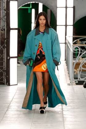 (201007) -- PARIS, Oct. 7, 2020 -- A model presents a creation by Louis Vuitton during the Paris Fashion Week s Women Spring Summer 2021 ready-to-wear fashion show in Paris, France, on Oct. 6, 2020. (Photo by Xinhua) FRANCE-PARIS-FASHION WEEK-LOUIS VUITTON PieroxBiasion 