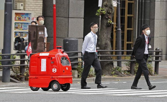 Bilder des Jahres 2020, News 10 Oktober News Themen der Woche KW41 News Bilder des Tages Self-driving mail delivery robot Japan Post Co. conducts the first test run on a public road of a self-driving mail delivery robot in Tokyo on Oct. 7, 2020, with an eye toward its practical use as early as fiscal 2021. 