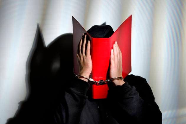 Justiz, Symbolfotos Ein Angeklagter in Handschellen hält sich aus Scham einen Aktenordner vor das Gesicht. (Symbolbild, Themenbild) *** A defendant in handcuffs holds a file folder in front of his face out of shame Symbol image, theme image Foto:xC.xHardtx xFuturexImage