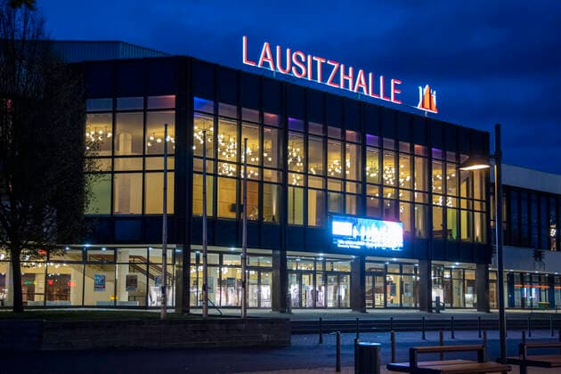 Pianist Brad Mehldau auf dem Lausitz Festival 2020 DEU Sachsen Hoyerswerda Â Lausitz Festival 2020: In der Lausitzhalle Hoyerswerda gibt der US-amerikanische Pianist Brad Mehldau einen Einblick in sein aktuelles Schaffen. Mehldau ist ein Künstler, der gern Grenzen überschreitet. Er war am 6. Oktober Gast beim Lausitz Festival und wird dann weiter zum Tourcoing Jazz Festival in Frankreich fahren. Die Elbphilharmonie Hamburg (ausverkauft), die Jazz Jamboree in Warschau, die Kölner Philharmonie sind einige der folgenden Stationen. Für sein Album Finding Gabriel erhielt er 2019 den Grammy Award für das beste Jazz Instrumental Album. Zuvor war er seit 1998 zehn Mal für diesen Preis nominiert worden.Mit dem vom Bund finanzierte
