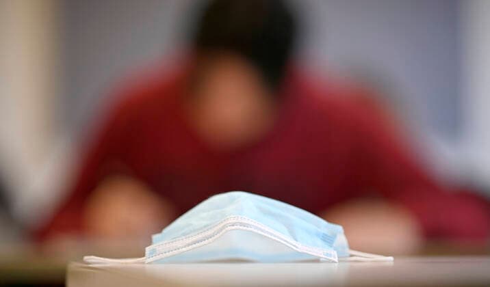 Mundschutzmaske auf Schütertisch, Präsenzunterricht, Corona-Krise, Stuttgart, Baden-Württemberg, Deutschland Coronavirus