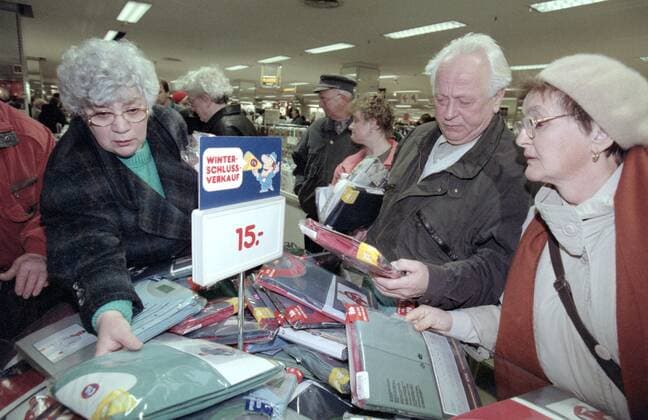 Winterschlussverkauf Leipzig 1997 Kunden schauen sich Textilien waehrend des Winterschlussverkaufs bei C&A in Leipzig an, am 27.01.1997. Leipzig Sachsen Deutschland *** Winter Sale Leipzig 1997 Customers looking at textiles during the winter sale at C A in Leipzig, on 27 01 1997 Leipzig Saxony Germany