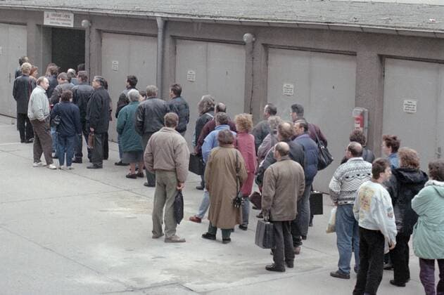 Arbeitslosigkeit 1997 Arbeitslose in einer Warteschlange am Arbeitsamt Leipzig, am 06.02.1997. Leipzig Sachsen Deutschland *** Unemployment 1997 Unemployed in a queue at the employment office Leipzig, on 06 02 1997 Leipzig Saxony Germany