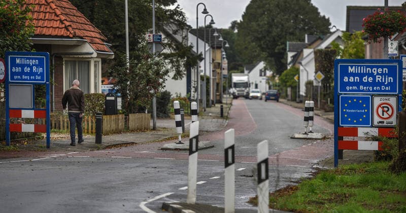 News Bilder des Tages Ein Fussgänger überschreitet die Deutsch-Niederländische Grenze zwischen Bimmen (D) und Millingen (NL) im Kreis Kleve. Wie die Staatskanzlei in Düsseldorf mitteilt, wurden die Regeln für den ãkleinen GrenzverkehrÒ nun gelockert. Um die Krisenbewältigung kümmert sich eine ãCross-Border Task Force CoronaÒ. Der Deutsch Niederländische Grenzübergang bei Millingen aan de Rijn (Millingen am Rhein), Millingen Nordrhein Westfalen Niederlande