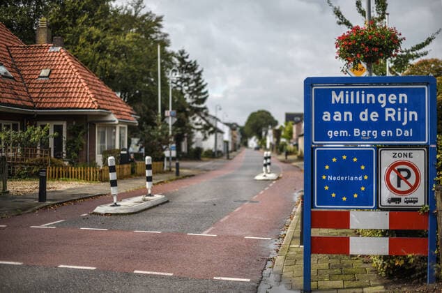 Die Deutsch-Niederländische Grenze zwischen Bimmen (D) und Millingen (NL) im Kreis Kleve. Wie die Staatskanzlei in Düsseldorf mitteilt, wurden die Regeln für den kleinen Grenzverkehr nun gelockert. Um die Krisenbewältigung kümmert sich eine Der Deutsch Niederländische Grenzübergang bei Millingen aan de Rijn (Millingen am Rhein), Millingen Nordrhein Westfalen Niederlande