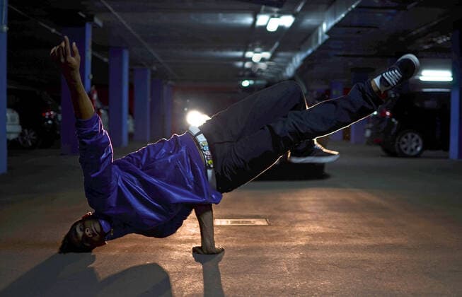 IMAGO Creative: Stadt-Dichotomien Breakdancer John Lartey performs in a garage Madrid Madrid Spain Copyright: xNanoxCalvox NN-JON 400