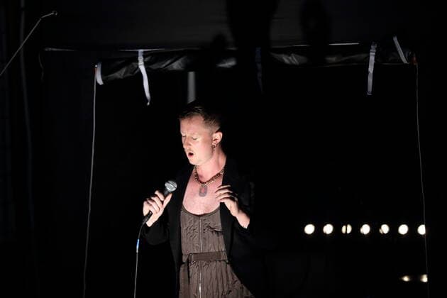 Colin Self während der Fotoprobe für die Konzertinstallation The World To Come im Vollgutlager sowie im SchwuZ in Berlin, 7. Oktober 2020. Eine Produktion des Rundfunkchores Berlin. Nach Ludwig van Beethovens Missa solemnis. Konzept und Szene Tilman Hecker. Premiere ist am 8. Oktober 2020. Rundfunkchor Berlin The World To Come