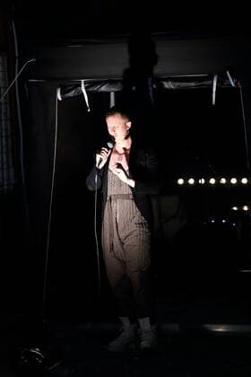 Colin Self während der Fotoprobe für die Konzertinstallation The World To Come im Vollgutlager sowie im SchwuZ in Berlin, 7. Oktober 2020. Eine Produktion des Rundfunkchores Berlin. Nach Ludwig van Beethovens Missa solemnis. Konzept und Szene Tilman Hecker. Premiere ist am 8. Oktober 2020. Rundfunkchor Berlin The World To Come