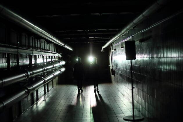 Konzertbesucher während der Fotoprobe für die Konzertinstallation The World To Come im Vollgutlager sowie im SchwuZ in Berlin, 7. Oktober 2020. Eine Produktion des Rundfunkchores Berlin. Nach Ludwig van Beethovens Missa solemnis. Konzept und Szene Tilman Hecker. Premiere ist am 8. Oktober 2020. Rundfunkchor Berlin The World To Come