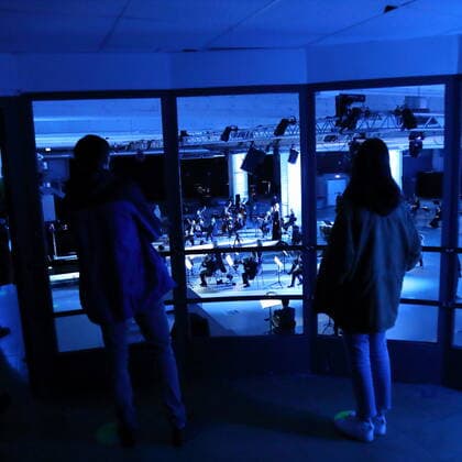 Konzertbesucher während der Fotoprobe für die Konzertinstallation The World To Come im Vollgutlager sowie im SchwuZ in Berlin, 7. Oktober 2020. Eine Produktion des Rundfunkchores Berlin. Nach Ludwig van Beethovens Missa solemnis. Konzept und Szene Tilman Hecker. Premiere ist am 8. Oktober 2020. Rundfunkchor Berlin The World To Come