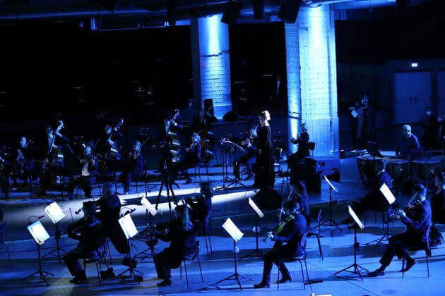 Sopranistin Iwona Sobotka (mittig) und das Rundfunk-Sinfonieorchester während der Fotoprobe für die Konzertinstallation The World To Come im Vollgutlager sowie im SchwuZ in Berlin, 7. Oktober 2020. Eine Produktion des Rundfunkchores Berlin. Nach Ludwig van Beethovens Missa solemnis. Konzept und Szene Tilman Hecker. Premiere ist am 8. Oktober 2020. Rundfunkchor Berlin The World To Come