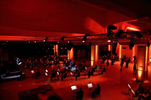 Dirigent Gijs Leenaars, Rundfunk-Sinfonieorchester und Rundfunkchor während der Fotoprobe für die Konzertinstallation The World To Come im Vollgutlager sowie im SchwuZ in Berlin, 7. Oktober 2020. Eine Produktion des Rundfunkchores Berlin. Nach Ludwig van Beethovens Missa solemnis. Konzept und Szene Tilman Hecker. Premiere ist am 8. Oktober 2020. Rundfunkchor Berlin The World To Come