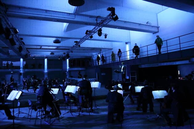 Das Rundfunk-Sinfonieorchester, Dirigent Gijs Leenaars und Konzertbesucher während der Fotoprobe für die Konzertinstallation The World To Come im Vollgutlager sowie im SchwuZ in Berlin, 7. Oktober 2020. Eine Produktion des Rundfunkchores Berlin. Nach Ludwig van Beethovens Missa solemnis. Konzept und Szene Tilman Hecker. Premiere ist am 8. Oktober 2020. Rundfunkchor Berlin The World To Come