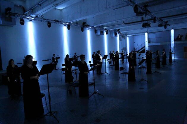 Sängerinnen und Sänger des Rundfunkchores während der Fotoprobe für die Konzertinstallation The World To Come im Vollgutlager sowie im SchwuZ in Berlin, 7. Oktober 2020. Eine Produktion des Rundfunkchores Berlin. Nach Ludwig van Beethovens Missa solemnis. Konzept und Szene Tilman Hecker. Premiere ist am 8. Oktober 2020. Rundfunkchor Berlin The World To Come