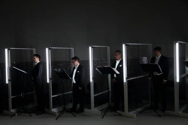 Sänger des Rundfunkchores während der Fotoprobe für die Konzertinstallation The World To Come im Vollgutlager sowie im SchwuZ in Berlin, 7. Oktober 2020. Eine Produktion des Rundfunkchores Berlin. Nach Ludwig van Beethovens Missa solemnis. Konzept und Szene Tilman Hecker. Premiere ist am 8. Oktober 2020. Rundfunkchor Berlin The World To Come