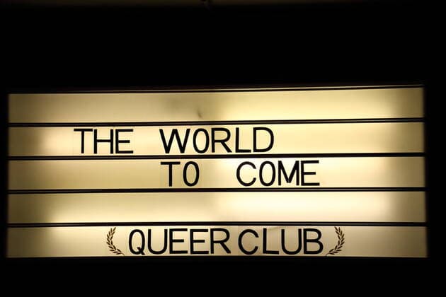 Leuchtschrift The World To Come Queer Club während der Fotoprobe für die Konzertinstallation The World To Come im Vollgutlager sowie im SchwuZ in Berlin, 7. Oktober 2020. Eine Produktion des Rundfunkchores Berlin. Nach Ludwig van Beethovens Missa solemnis. Konzept und Szene Tilman Hecker. Premiere ist am 8. Oktober 2020. Rundfunkchor Berlin The World To Come