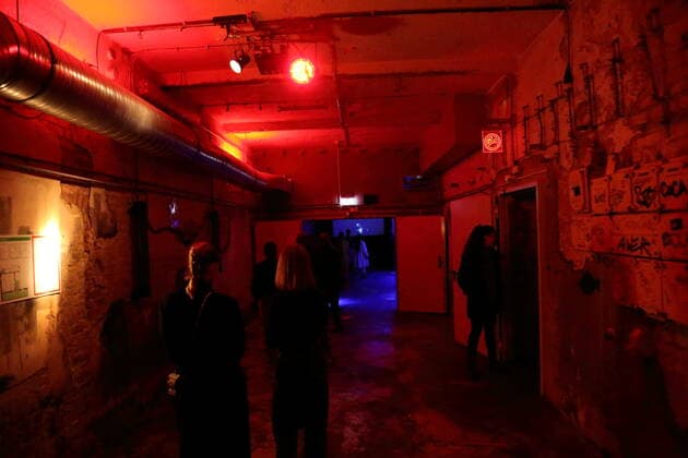 Konzertbesucher im SchwuZ während der Fotoprobe für die Konzertinstallation The World To Come im Vollgutlager sowie im SchwuZ in Berlin, 7. Oktober 2020. Eine Produktion des Rundfunkchores Berlin. Nach Ludwig van Beethovens Missa solemnis. Konzept und Szene Tilman Hecker. Premiere ist am 8. Oktober 2020. Rundfunkchor Berlin The World To Come
