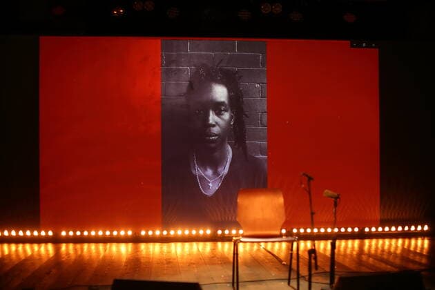 Camae Ayewa alias Moor Mother in einer Projektion auf leerer Bühne (Anreise aus den USA coronabedingt nicht möglich) während der Fotoprobe für die Konzertinstallation The World To Come im Vollgutlager sowie im SchwuZ in Berlin, 7. Oktober 2020. Eine Produktion des Rundfunkchores Berlin. Nach Ludwig van Beethovens Missa solemnis. Konzept und Szene Tilman Hecker. Premiere ist am 8. Oktober 2020. Rundfunkchor Berlin The World To Come