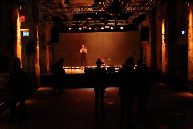 Colin Self und Konzertbesucher im SchwuZ während der Fotoprobe für die Konzertinstallation The World To Come im Vollgutlager sowie im SchwuZ in Berlin, 7. Oktober 2020. Eine Produktion des Rundfunkchores Berlin. Nach Ludwig van Beethovens Missa solemnis. Konzept und Szene Tilman Hecker. Premiere ist am 8. Oktober 2020. Rundfunkchor Berlin The World To Come