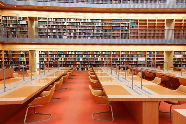Staatsbibliothek Berlin Blick in den allgemeinen Lesesaal der Berliner Staatsbibliothek im Haus Unter den Linden. Dieser wurde bereits 2012 fertiggestellt. Seit 2005 wurde die Staatsbibliothek bei laufendem Bibibliotheksbetrieb grundlegend saniert.Die Grundinstandsetzung durch das Bundesamt fuer Bauwesen und Raumordnung ist nun abgeschlossen. Berlin Berlin Deutschland *** Berlin State Library View of the general reading room of the Berlin State Library at Unter den Linden This was completed in 2012 Since 2005, the State Library has been undergoing fundamental refurbishment while the library continues to operate The basic refurbishment by the Federal Office for Building and Regional Planning is now complete Berlin Berlin Germany