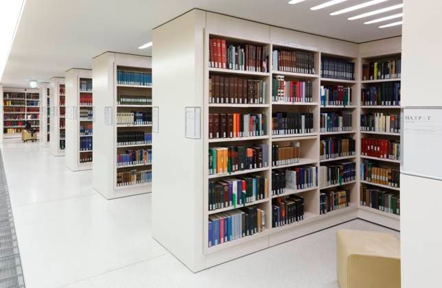 Staatsbibliothek Berlin Regale mit Buechern in der Berliner Staatsbibliothek im Haus Unter den Linden. Dieser wurde bereits 2012 fertiggestellt. Seit 2005 wurde die Staatsbibliothek bei laufendem Bibibliotheksbetrieb grundlegend saniert.Die Grundinstandsetzung durch das Bundesamt fuer Bauwesen und Raumordnung ist nun abgeschlossen. Berlin Berlin Deutschland *** Berlin State Library Shelves with books in the Berlin State Library at Unter den Linden This was completed in 2012 Since 2005, the State Library has been undergoing a fundamental refurbishment while the library continues to operate The basic refurbishment by the Federal Office for Building and Regional Planning is now complete Berlin Berlin Germany