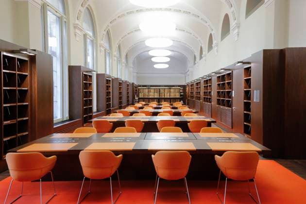 Staatsbibliothek Berlin Neuer Lesesaal in der Berliner Staatsbibliothek im Haus Unter den Linden. Dieser wurde bereits 2012 fertiggestellt. Seit 2005 wurde die Staatsbibliothek bei laufendem Bibibliotheksbetrieb grundlegend saniert.Die Grundinstandsetzung durch das Bundesamt fuer Bauwesen und Raumordnung ist nun abgeschlossen. Berlin Berlin Deutschland *** Berlin State Library New Reading Room in the Berlin State Library at Unter den Linden This was completed in 2012 Since 2005, the State Library has been undergoing fundamental refurbishment while the library continues to operate The basic refurbishment by the Federal Office for Building and Regional Planning is now complete Berlin Berlin Germany